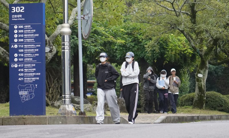 [제주=뉴시스] 우장호 기자 = 올 가을 들어 가장 쌀쌀한 20일 오전 제주대학교에서 외투를 챙겨 입은 학생들이 교정을 걸어가고 있다. 2025.10.20. woo1223@newsis.com