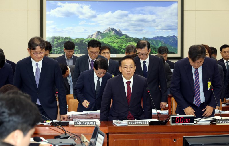 [서울=뉴시스] 조성봉 기자 = 김태기(가운데) 중앙노동위원회 위원장을 비롯한 참석자들이 지난해 10월 15일 오전 서울 여의도 국회 환경노동위원회에서 열린 경제사회노동위원회, 중앙노동위원회, 최저임금위원회 등에 대한 국정감사에서 증인선서를 마치고 자리에 앉고 있다. 앞줄 왼쪽부터 권기섭 경사노위 위원장, 김 중앙노동위 위원장, 이인재 최저임금위원회 위원장. 2024.10.15. suncho21@newsis.com