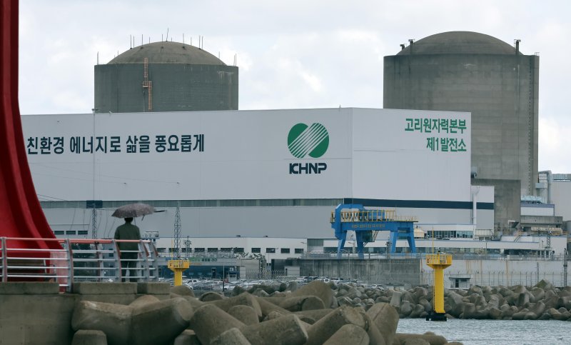 [부산=뉴시스] 하경민 기자 = 원자력안전위원회가 23일 고리원전 2호기의 계속운전 허가에 대한 심의를 재개한다. 사진은 이날 부산 기장군의 한 마을에서 바라본 고리원전 2호기(왼쪽)와 영구 정지 8년 만인 지난 6월 해체가 결정된 고리원전 1호기(오른쪽) 모습. 2025.10.23. yulnetphoto@newsis.com