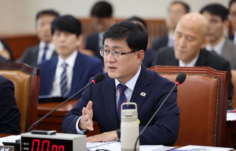 [서울=뉴시스] 김선웅 기자 = 김성환 기후에너지환경부 장관이 14일 서울 여의도 국회에서 열린 기후에너지환경노동위원회의 기후에너지환경부에 대한 국정감사에서 질의에 답변하고 있다. 2025.10.14. mangusta@newsis.com