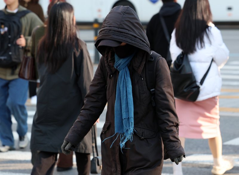 [서울=뉴시스] 이영환 기자 = 쌀쌀한 날씨가 이어지고 있는 지난 22일 오전 서울 종로구 광화문네거리에서 두꺼운 외투를 입은 시민이 발걸음을 재촉하고 있다. 2025.10.22. 20hwan@newsis.com
