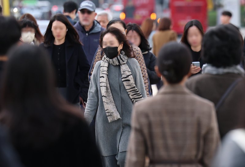 때이른 초겨울 추위가 기승을 부린 지난 21일 오전 서울 광화문 네거리에서 시민들이 몸을 움츠린 채 출근길 발걸음을 재촉하고 있다. 2025.10.21/뉴스1 ⓒ News1 오대일 기자