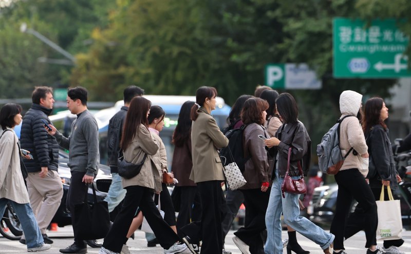 때이른 초겨울 추위가 기승을 부린 21일 오전 서울 광화문 네거리에서 시민들이 몸을 움츠린 채 출근길 발걸음을 재촉하고 있다. 2025.10.21/뉴스1 ⓒ News1 오대일 기자