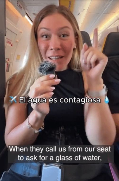 전직 승무원 고객에 생수 줄 때 몰래 준다 이유