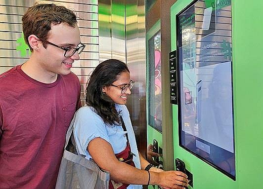 올리브영 글로벌몰 가입 자판기 (출처=연합뉴스)