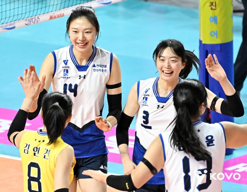 득점 후 기뻐하는 현대건설의 세터 김다인(뒤편 오른쪽) (출처=연합뉴스)