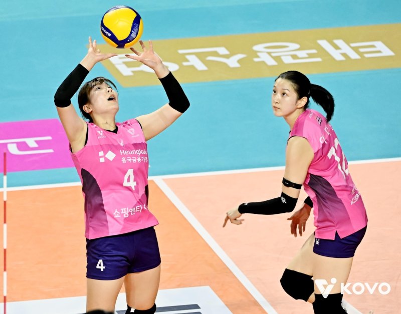 토스하는 흥국생명의 세터 서채현(왼쪽) (출처=연합뉴스)