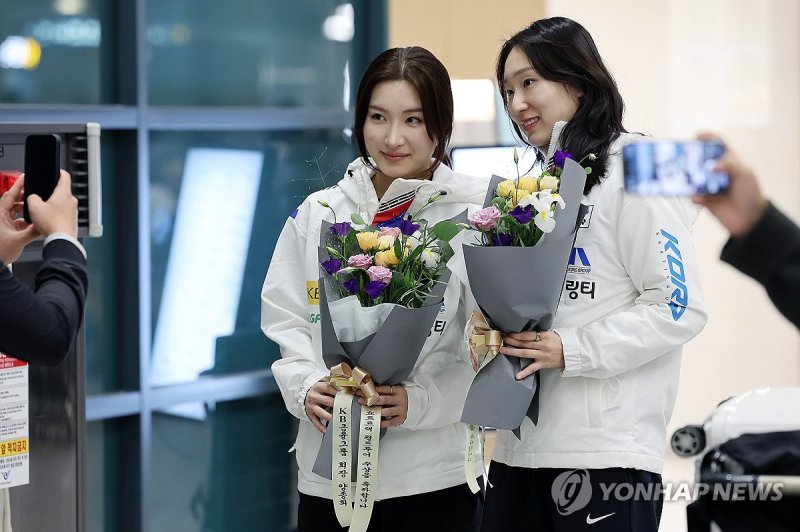 추억 나누는 최민정과 김길리 (출처=연합뉴스)