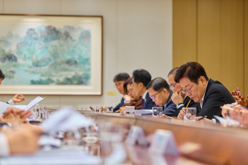 이재명 대통령이 지난 23일 서울 용산 대통령실 청사에서 열린 초국가범죄 대응 관계장관 회의에서 자료를 살펴보고 있다. (이재명 대통령 SNS. 재판매 및 DB 금지) 2025.10.24/뉴스1 ⓒ News1 이재명 기자