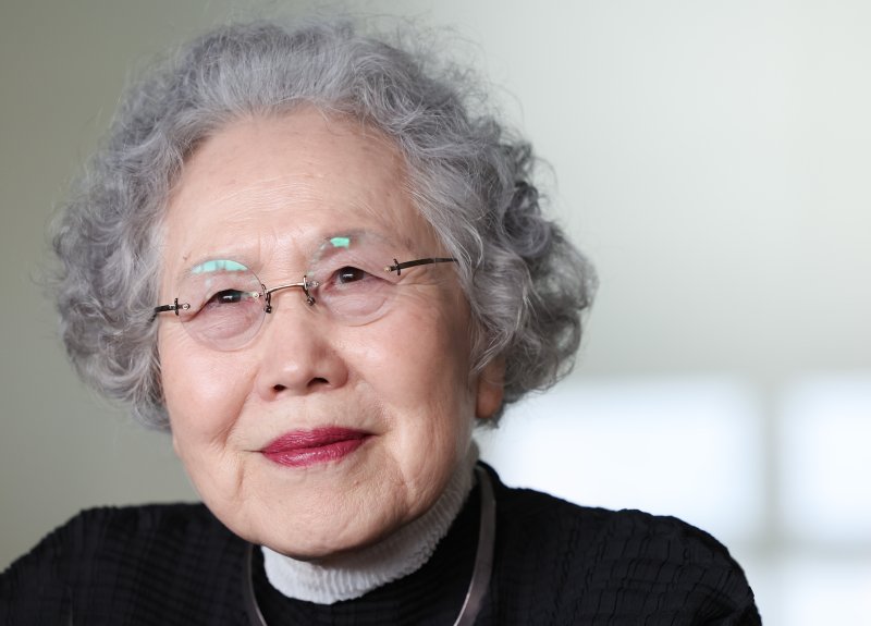 [서울=뉴시스] 황준선 기자 = 배우 박정자가 23일 서울 동작구 원불교소태산기념관에서 뉴시스와 인터뷰를 하고 있다. 2025.10.23. hwang@newsis.com