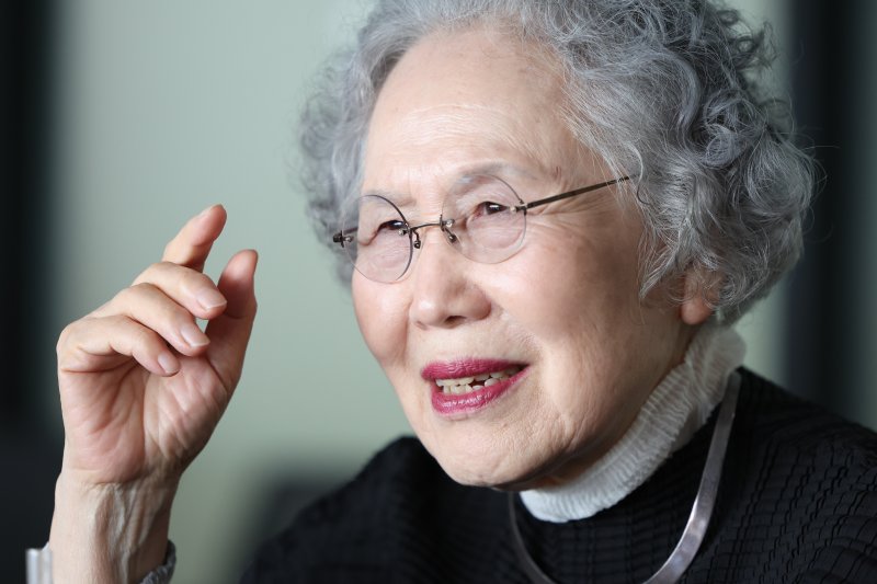 [서울=뉴시스] 황준선 기자 = 배우 박정자가 23일 서울 동작구 원불교소태산기념관에서 뉴시스와 인터뷰를 하고 있다. 2025.10.23. hwang@newsis.com