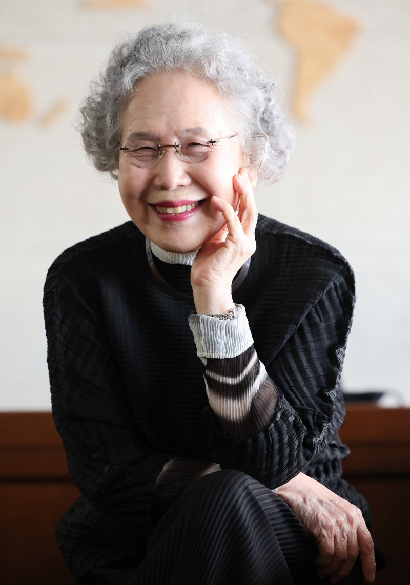 [서울=뉴시스] 황준선 기자 = 배우 박정자가 23일 서울 동작구 원불교소태산기념관에서 뉴시스와 인터뷰에 앞서 포즈를 취하고 있다. 2025.10.23. hwang@newsis.com