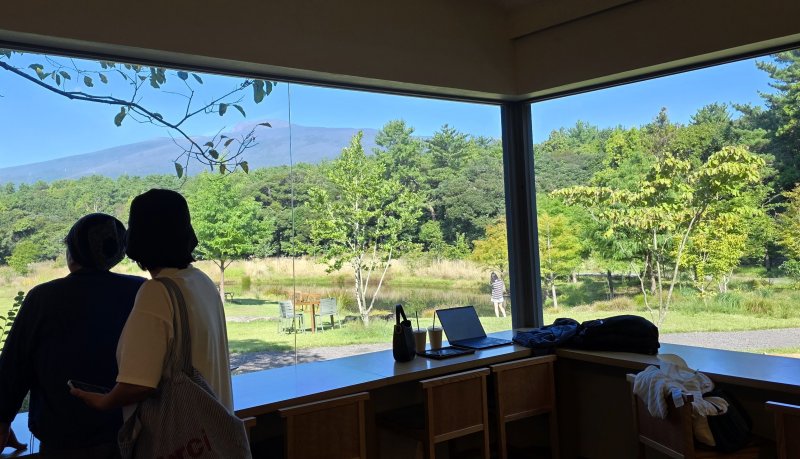 [제주=뉴시스] 임재영 기자 = 지난 11일 오전 제주 서귀포시 남원읍 신례리지역에 위치한 '담소요' 카페에서는 마치 오름(작은화산체) 주변 들판의 풍경과 한라산 전경이 한눈에 들어오고 있다. 2025.10.27. ijy788@newsis.com