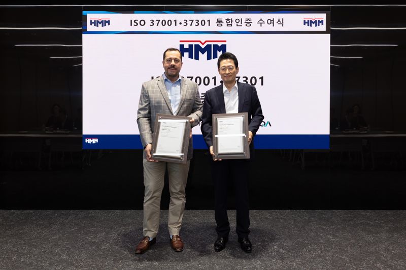 지난 24일 HMM 여의도 사옥에서 개최된 ISO 37001, 37301 인증서 수여식에서 최원혁 HMM 대표이사(오른쪽)와 포티스 캄푸리스(MR. Fotis Kampouris) LRQA 아시아·태평양 총괄부사장이 포즈를 취하고 있다. HMM 제공