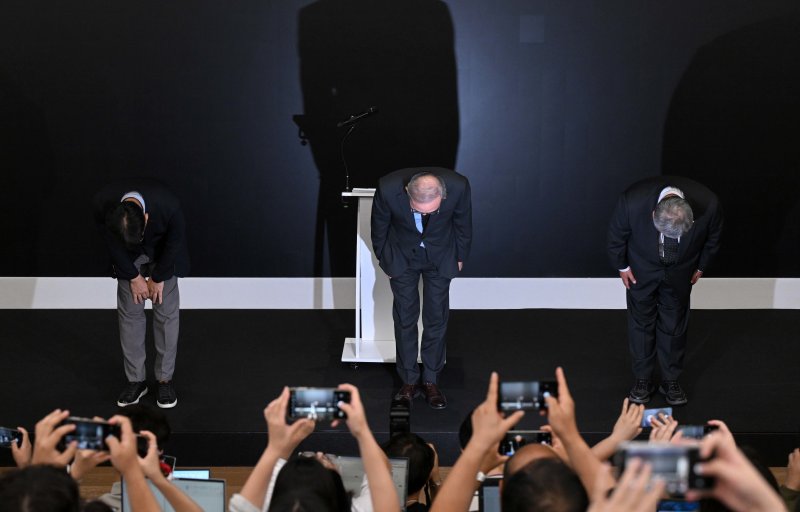 김영섭 KT 대표가 9월 11일 서울 광화문KT지사에서 열린 소액결제 피해 관련 브리핑에서 고개 숙여 사과하고 있다. (공동취재)2025.9.11/뉴스1 ⓒ News1 박지혜 기자