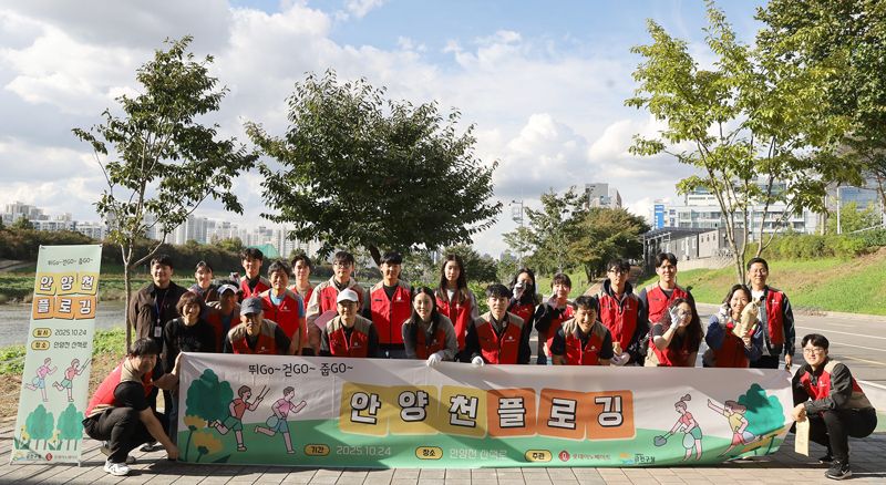 롯데이노베이트 임직원들이 지난 24일 서울 금천구 안양천 일대에서 ‘플로깅(Plogging)’ 활동을 실시한 후 기념 단체 촬영을 하고 있다. 롯데이노베이트 제공