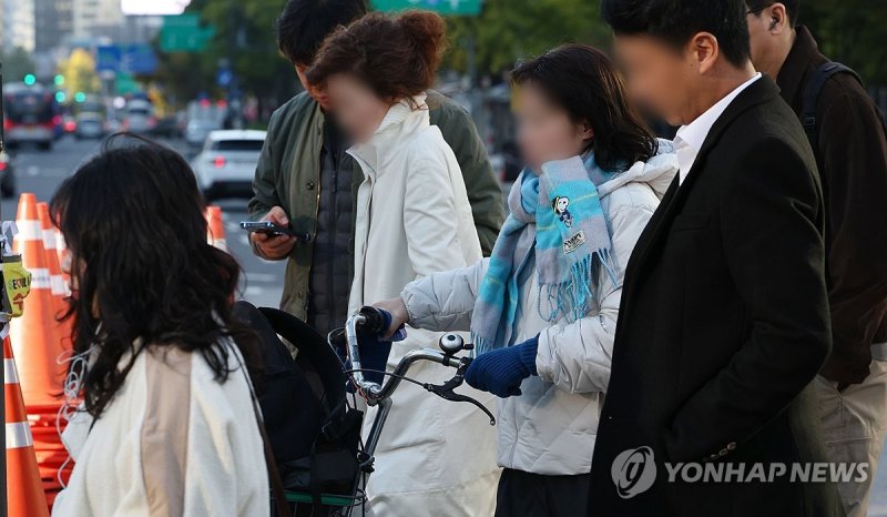 초겨울 추위 속 출근길 (출처=연합뉴스)