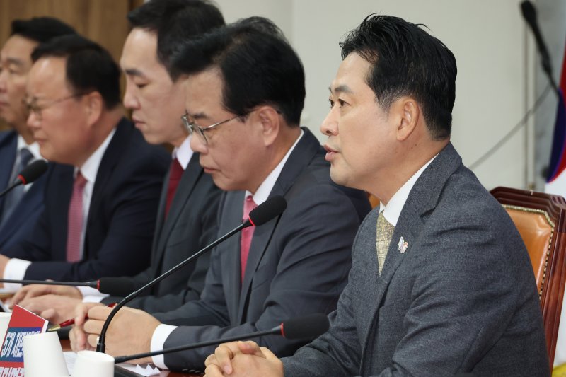 국민의힘 장동혁 대표가 27일 서울 여의도 국회에서 열린 최고위원회의에서 발언하고 있다. 연합뉴스