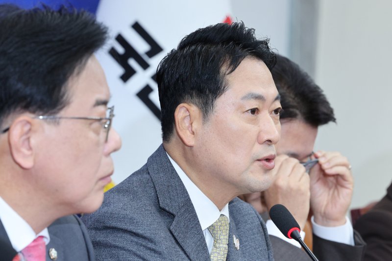 장동혁 국민의힘 대표가 27일 서울 여의도 국회에서 열린 최고위원회의에서 발언하고 있다. 뉴스1