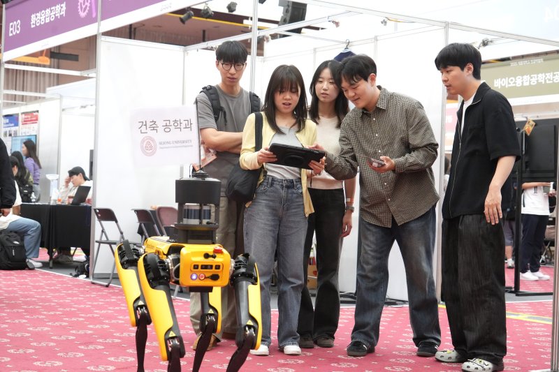 [서울=뉴시스] 세종대 '2025 전공박람회' 참가 학생이 건축공학과 전공 체험을 하고 있다. (사진=세종대 제공) 2025.10.27. photo@newsis.com *재판매 및 DB 금지