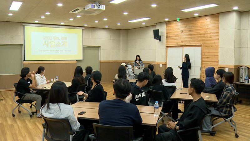 [서울=뉴시스] LG헬로비전은 지난 24일부터 1박 2일 동안 자립준비청년을 위한 '헬로, 동행 자립캠프'를 진행했다고 27일 밝혔다. 사진은 캠프에서 프로그램을 체험하고 있는 자립준비청년들과 기업 임직원들 모습. (사진=LG헬로비전 제공) 2025.10.27. photo@newsis.com *재판매 및 DB 금지