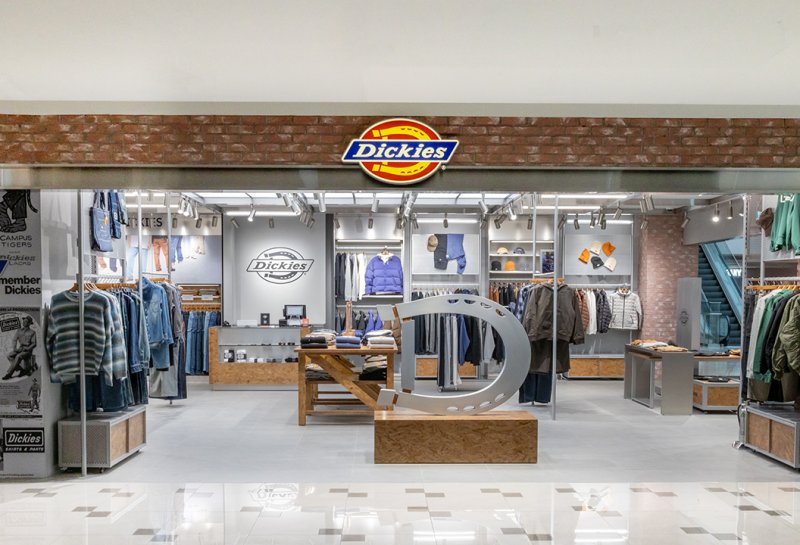 [서울=뉴시스] 무신사 브랜드 비즈니스 전문 자회사 무신사 트레이딩(MUSINSA TRADING)이 공식 유통하는 글로벌 워크웨어 브랜드 '디키즈(Dickies)'가 서울 영등포 타임스퀘어 3층에 신규 매장을 선보인다고 27일 밝혔다. (사진=무신사 제공) *재판매 및 DB 금지