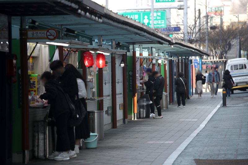 [서울=뉴시스] 김선웅 기자 = 2023년 3월 31일 서울 동작구 노량진 컵밥거리. 2025.10.26. mangusta@newsis.com