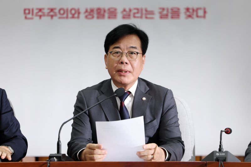 [서울=뉴시스] 김명년 기자 = 송언석 국민의힘 원내대표가 24일 오전 서울 여의도 국회에서 열린 국정감사 대책회의에서 발언하고 있다. 2025.10.24. kmn@newsis.com