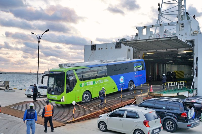 [서울=뉴시스] 지난 23일 롯데웰푸드 닥터자일리톨버스가 울릉도 사동항에 입도하고 있다.(사진=롯데웰푸드 제공) *재판매 및 DB 금지