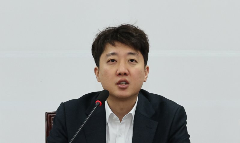 이준석 개혁신당 대표가 27일 오전 서울 여의도 국회에서 열린 최고위원회의에서 발언을 하고 있다. 뉴시스