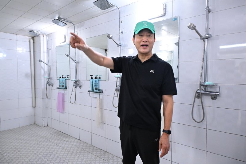 [서울=뉴시스] 오세훈 서울시장이 아침현장소통 첫 날인 지난 7월15일 오전 서울 중구 중부공원여가센터에 마련된 남산 샤워장을 점검하고 있다. (사진=서울시 제공) 2025.07.15. photo@newsis.com *재판매 및 DB 금지