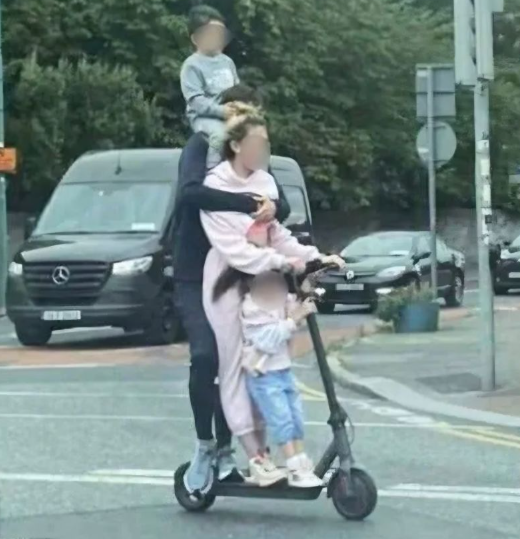 "킥보드 초과 승차 '끝판왕'이다" 일가족 4명의 모습 '시끌'