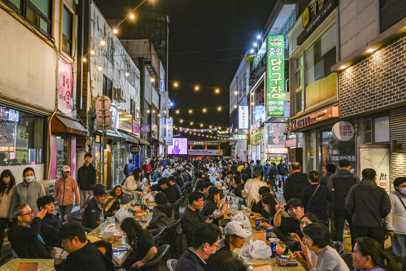 2025 원주만두축제가 지난 24일부터 26일까지 중앙동 전통시장, 문화의거리, 원일로 일원에서 열린 가운데 지역 경제에 큰 활력을 불어넣었다. 원주시 제공