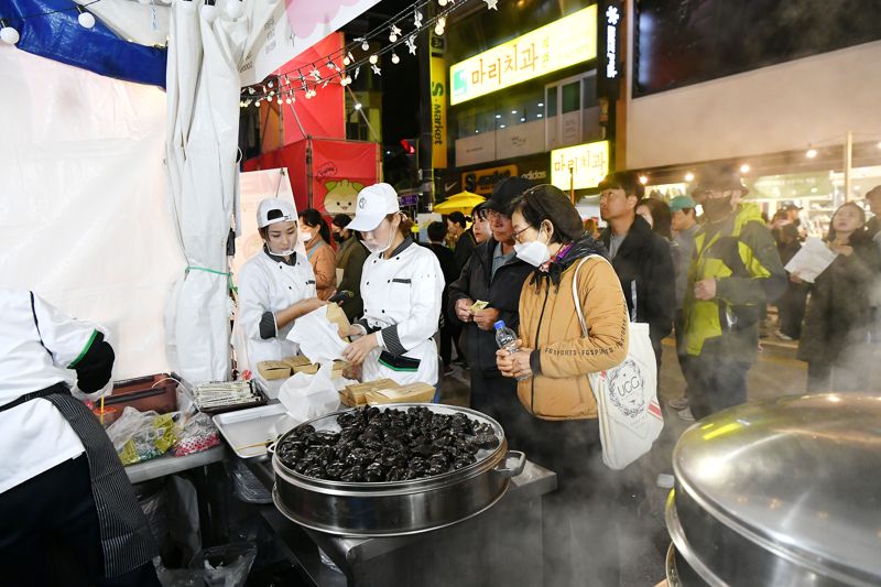 2025 원주만두축제가 지난 24일부터 26일까지 중앙동 전통시장, 문화의거리, 원일로 일원에서 열린 가운데 방문객들의 발길이 끊임없이 이어졌다. 원주시 제공