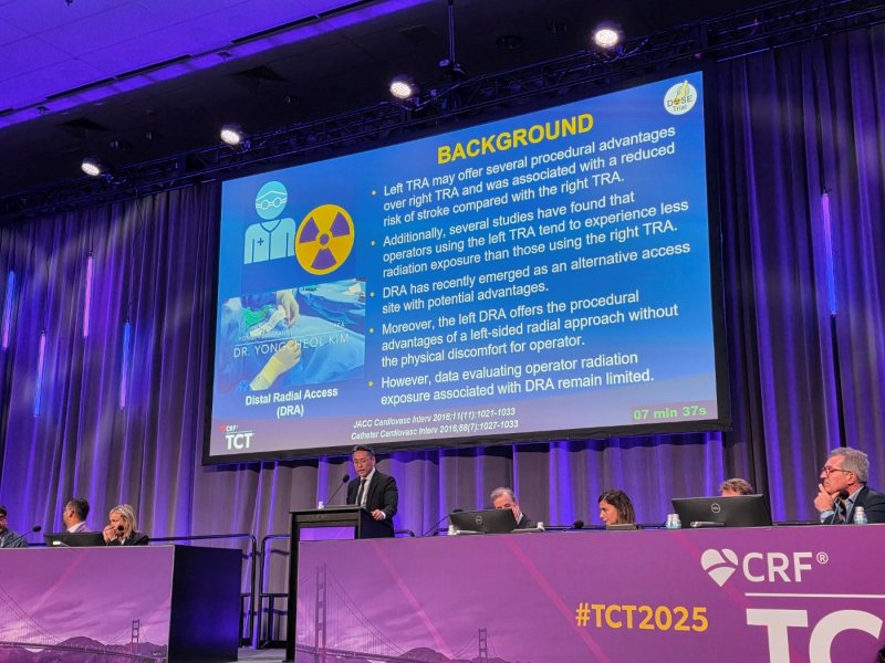 [용인=뉴시스] 연세대학교 용인세브란스병원 심장내과 연구팀이 25일 미국 샌프란시스코에서 열린 세계 최대 심혈관중재술 학회인 'TCT 2025'에서 발표를 진행하고 있다.(사진=용인세브란스병원 제공) 2025.10.27.photo@newsis.com