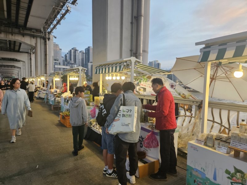 서울 잠수교 뚜벅뚜벅 축제 장터의 산청군 판매 부스(산청군 제공. 재판매 및 DB금지).