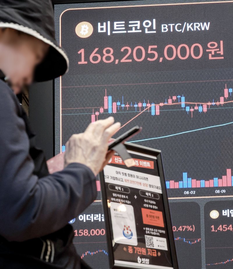 [서울=뉴시스] 정병혁 기자 = 2일 서울 서초구 빗썸라운지 강남점 전광판에 비트코인 시세가 표시되어 있다. 비트코인이 미국 연방정부 셧다운(업무 일시 정지) 개시 첫날 4% 넘게 반등하며 1억6900만원대로 껑충 뛰었다. 달러 기준으로는 11만9000달러대를 넘기며 저항선인 12만달러에 가까워졌다. 2025.10.02 jhope@newsis.com