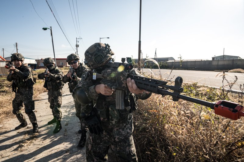 육군은 지난 14일부터 2주간 31,35,52사단 예하 예비군기동대(순천시, 군산시, 서울 영등포구)를 대상으로 워리어플랫폼을 적용한 훈련을 실시했다고 27일 밝혔다. 이번 훈련은 예비군을 대상으로 신형 전투체계인 '워리어플랫폼'을 적용한 첫 훈련이다. 사진은 군산시 예비군기동대원들이 현역 장병 및 미군들과 함께 군산 비행장 방호작전을 실시하고 있는 모습. 육군 제공