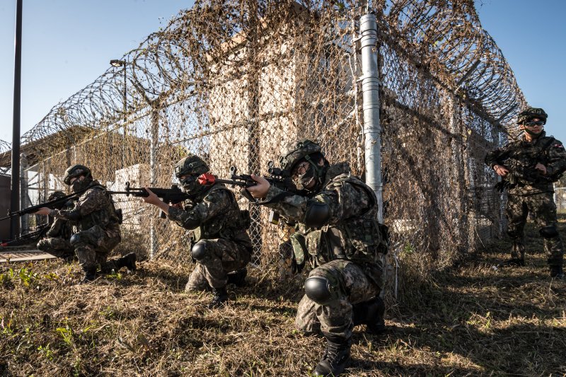 육군은 지난 10월 14일부터 2주간 31,35,52사단 예하 예비군기동대(순천시, 군산시, 서울 영등포구)를 대상으로 워리어플랫폼을 적용한 훈련을 실시했다고 27일 밝혔다. 이번 훈련은 예비군을 대상으로 신형 전투체계인 '워리어플랫폼'을 적용한 첫 훈련이다. 군산시 예비군기동대원들이 현역 장병 및 미군들과 함께 군산 비행장 방호작전을 실시하고 있다. 육군 제공
