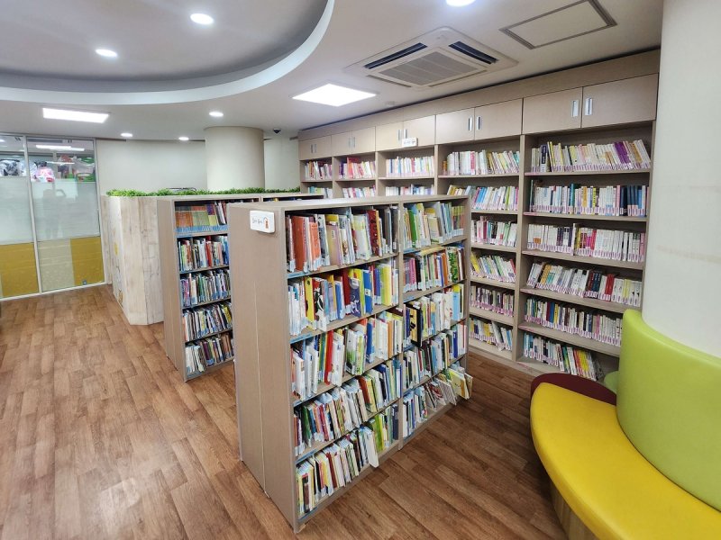 아이맘 강동 장난감 도서관 천호점에 비치된 도서들 (출처=연합뉴스)