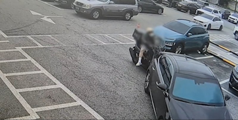 [의정부=뉴시스] 승용차 뒷부분으로 오토바이를 고의로 접촉하는 장면. (사진=경기북부경찰청 제공 영상 캡처) 2025.10.27. photo@newsis.com