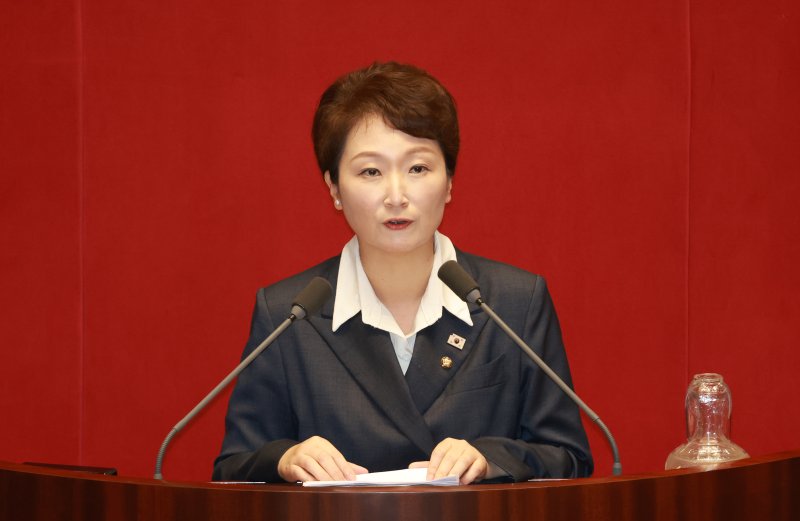 [서울=뉴시스] 고승민 기자 = 이언주 더불어민주당 최고위원이 지난 9월 17일 서울 여의도 국회에서 열린 제429회국회(정기회) 제7차 본회의 '경제에 관한 질문'에서 질의 전 발언하고 있다. 2025.09.17. kkssmm99@newsis.com