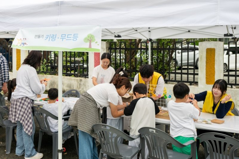 한샘이 부산 해운대소방서 반여119안전센터의 노후 환경을 개선하고 소방공무원 가족을 초대해 '함께한끼' 행사를 진행했다. 사진은 행사 현장에서 소방공무원 가족이 이벤트에 참여 중인 모습. (한샘 제공. 재판매 및 DB금지)