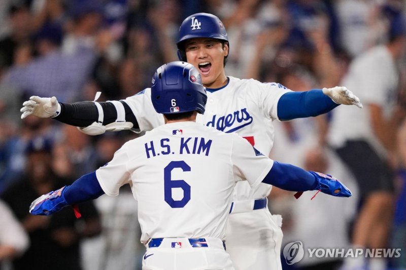 환호하는 오타니(뒤)와 김혜성 (출처=연합뉴스)