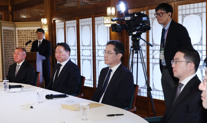 [서울=뉴시스] 조수정 기자 = 왼쪽부터 정의선 현대차그룹 회장, 대한상공회의소 회장인 최태원 SK회장, 이재용 삼성전자 회장, 구광모 LG회장. (대통령실통신사진기자단) 2025.04.01. chocrystal@newsis.com