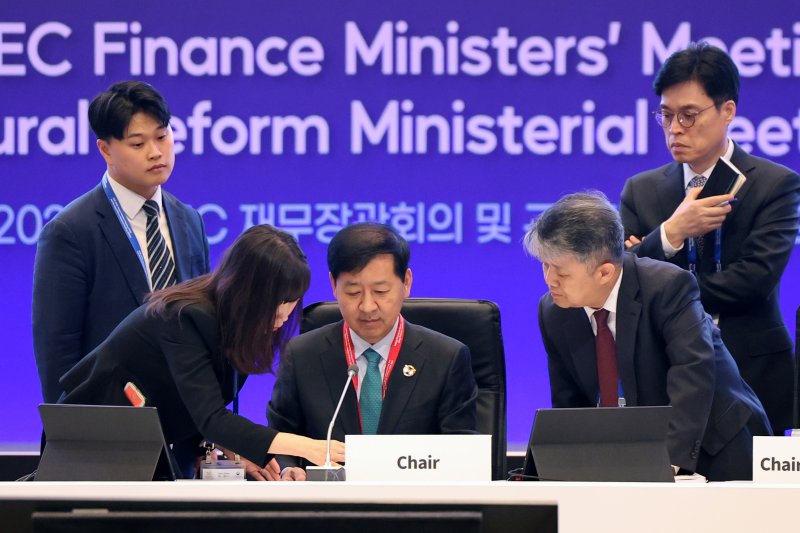 구윤철 경제부총리 겸 기획재정부 장관이 21일 오전 인천 중구 인스파이어 리조트에서 '2025 APEC 재무장관회의 및 구조개혁장관회의' 개회 전 회의 준비를 하고 있다. 2025.10.21/뉴스1 ⓒ News1 황기선 기자