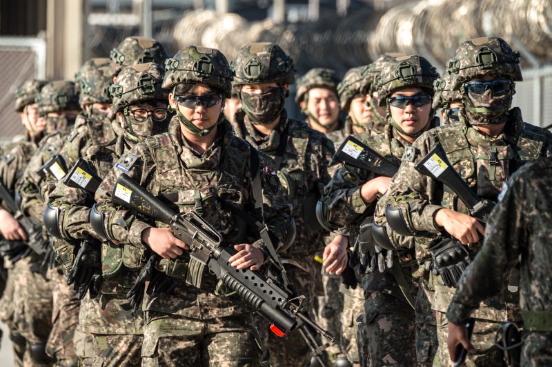 [서울=뉴시스] 군산시 예비군기동대원들이 현역 장병 및 미군들과 함께 군산 비행장 방호작전을 실시하고 있는 모습. (사진=육군 제공) 2025.10.27. photo@newsis.com *재판매 및 DB 금지