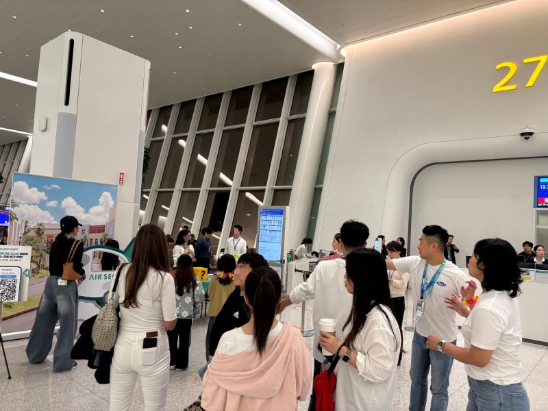 에어서울 인천~괌 노선 재운항 첫 편 탑승객 대상 이벤트 (출처=연합뉴스)