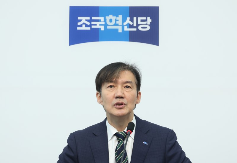 [서울=뉴시스] 고승민 기자 = 조국 조국혁신당 비상대책위원장이 27일 서울 여의도 국회에서 열린 비상대책위원회의에서 발언하고 있다. 2025.10.27. kkssmm99@newsis.com