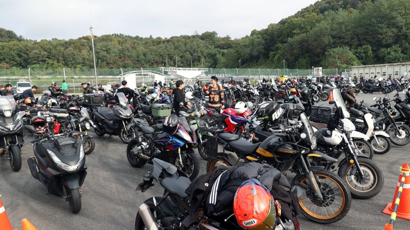 ‘2025 혼다데이 라이드 앤 드라이브'가 혼다코리아 주최로 지난 25일 경기 용인 에버랜드 스피드웨이에서 열렸다. 이번 행사에는 모터사이클 2200여대, 자동차 300여대가 방문했다. 사진=서동일 기자